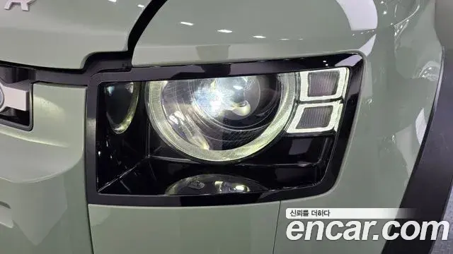Land Rover Defender 2023 — Photo 7/36