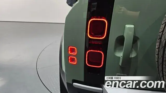 Land Rover Defender 2023 — Photo 29/36