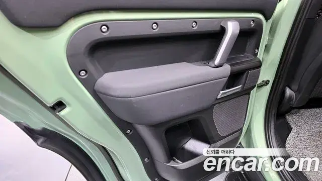 Land Rover Defender 2023 — Photo 25/36