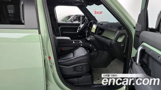 Land Rover Defender 2023 — Photo 11/36