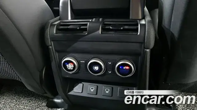 Land Rover Defender 2023 — Photo 18/36