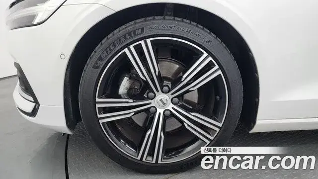 Volvo S60 2021 — ფოტო 3/39