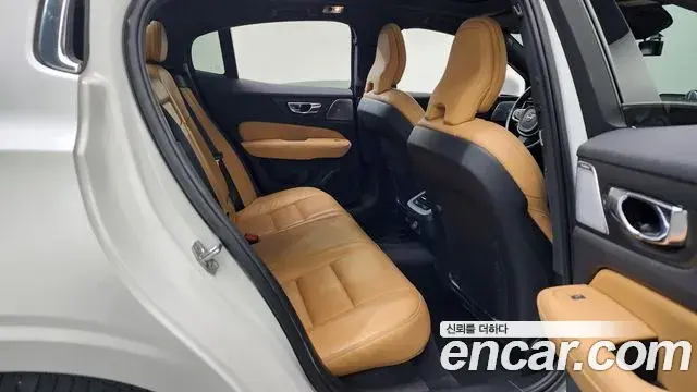 Volvo S60 2021 — ფოტო 24/39