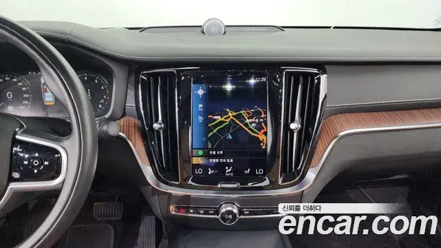 Volvo S60 2021 — ფოტო 15/39