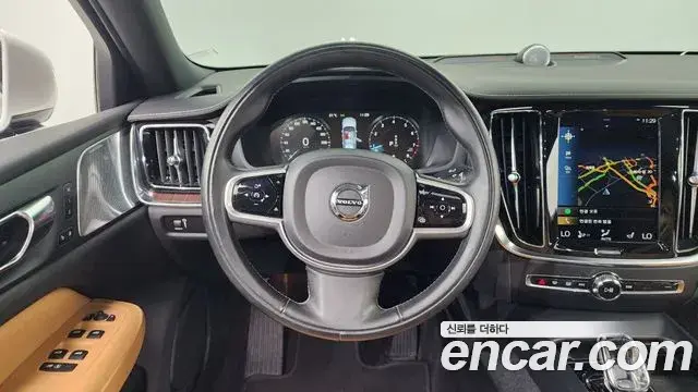 Volvo S60 2021 — ფოტო 28/39