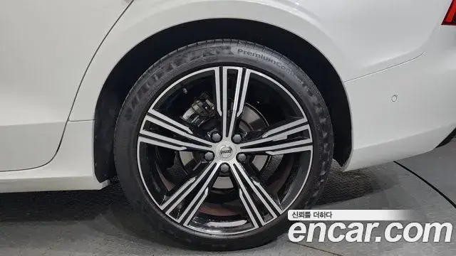 Volvo S60 2021 — ფოტო 9/39
