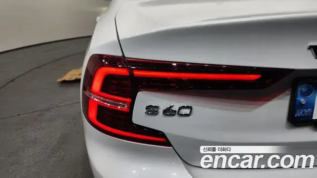 Volvo S60 2021 — ფოტო 30/39