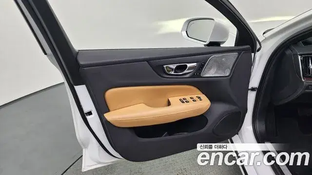 Volvo S60 2021 — ფოტო 27/39
