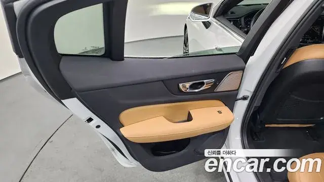 Volvo S60 2021 — ფოტო 38/39