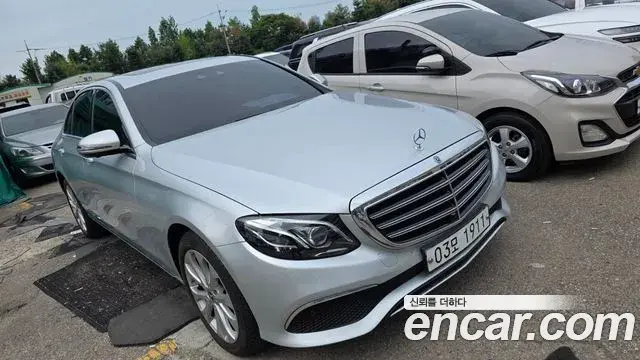 Mercedes-Benz E-Class 2018 — ფოტო 13/20