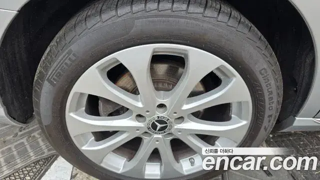 Mercedes-Benz E-Class 2018 — ფოტო 14/20