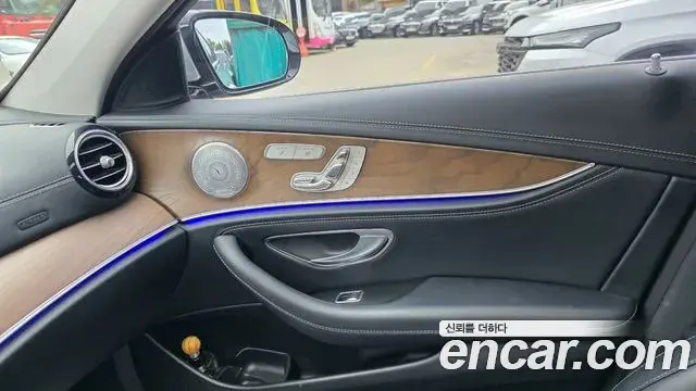 Mercedes-Benz E-Class 2018 — ფოტო 17/20