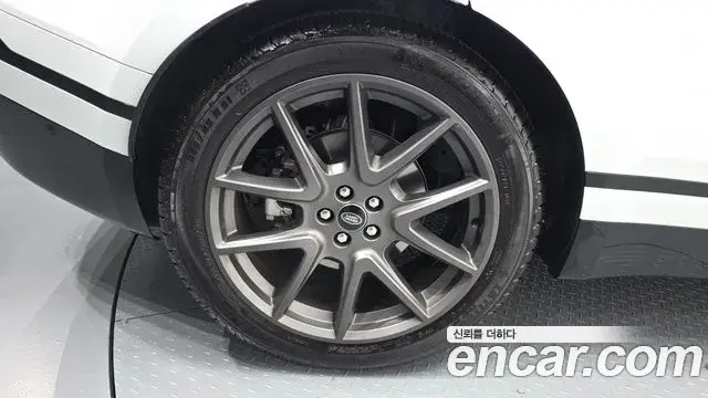 Land Rover Range Rover Velar 2025 — ფოტო 10/31