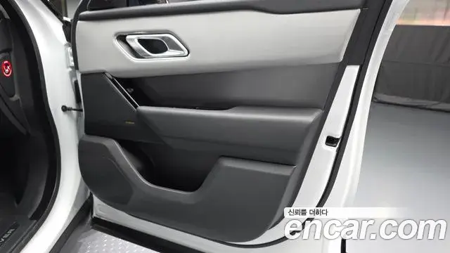 Land Rover Range Rover Velar 2025 — ფოტო 15/31