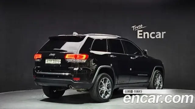 Jeep Grand Cherokee 2019 — ფოტო 17/20