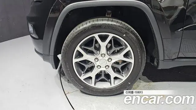 Jeep Grand Cherokee 2019 — ფოტო 13/20