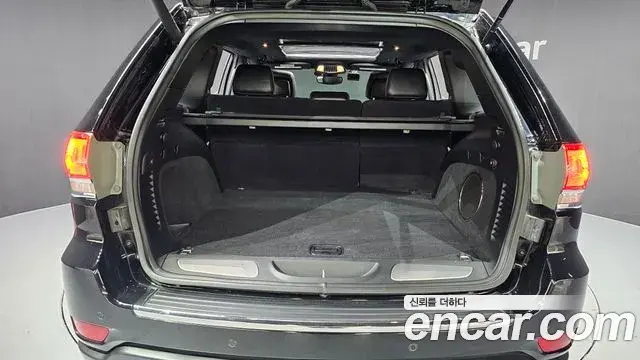 Jeep Grand Cherokee 2019 — ფოტო 15/20