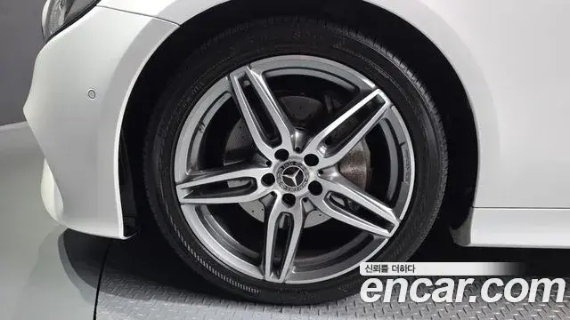 Mercedes-Benz E-Class 2018 — Photo 17/33