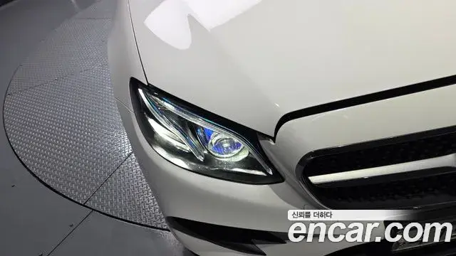 Mercedes-Benz E-Class 2018 — Photo 10/33