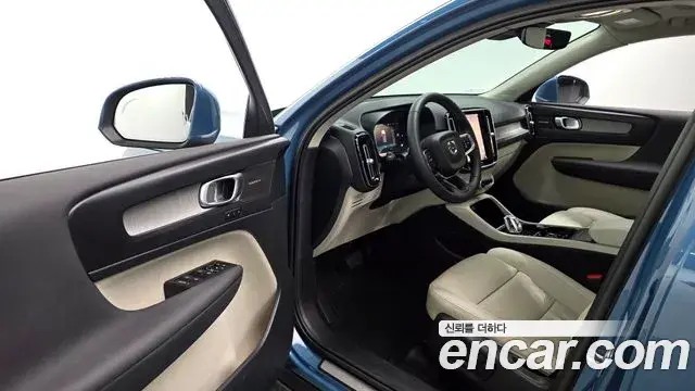 Volvo XC40 2022 — Фото 9/20