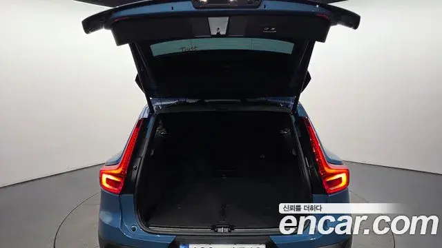 Volvo XC40 2022 — Фото 18/20