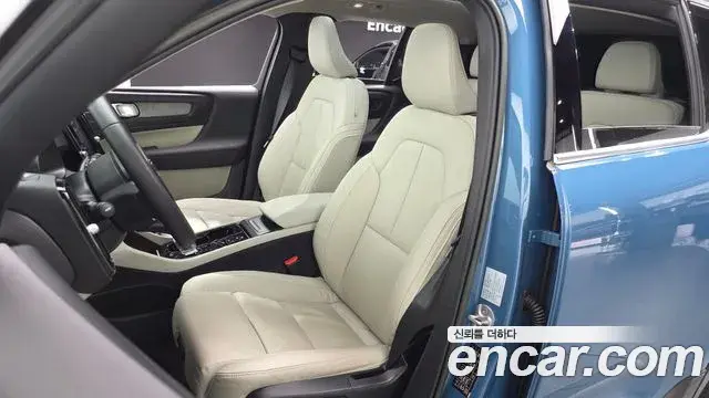Volvo XC40 2022 — Фото 19/20