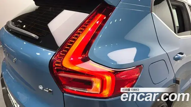 Volvo XC40 2022 — ფოტო 4/33