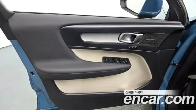Volvo XC40 2022 — ფოტო 8/33