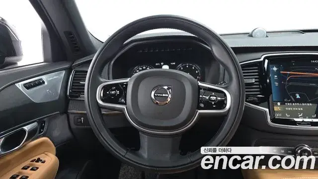 Volvo XC90 2022 — ფოტო 17/20