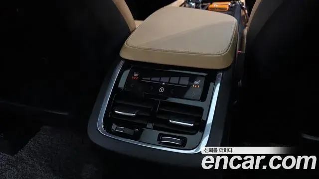 Volvo XC90 2022 — ფოტო 10/20