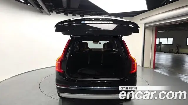 Volvo XC90 2022 — ფოტო 8/20