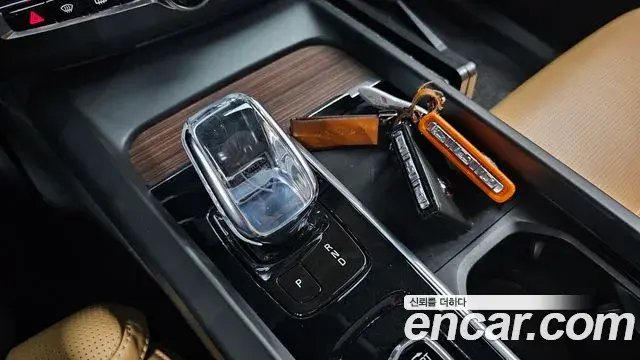Volvo XC60 2021 — Фото 8/20