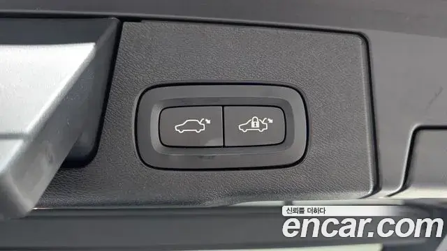 Volvo XC60 2021 — Фото 18/20