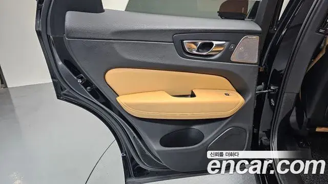 Volvo XC60 2021 — Şəkil 17/34