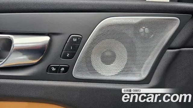 Volvo XC60 2021 — Şəkil 18/34
