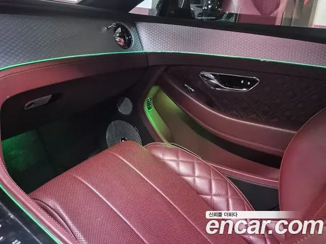 Bentley Continental GT 2022 — Photo 6/18