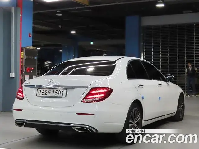 Mercedes-Benz E-Class 2020 — ფოტო 15/20