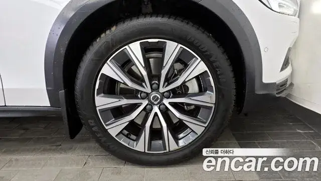 Volvo V90 Cross Country 2021 — Photo 30/32