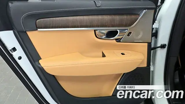 Volvo V90 Cross Country 2021 — Photo 7/32