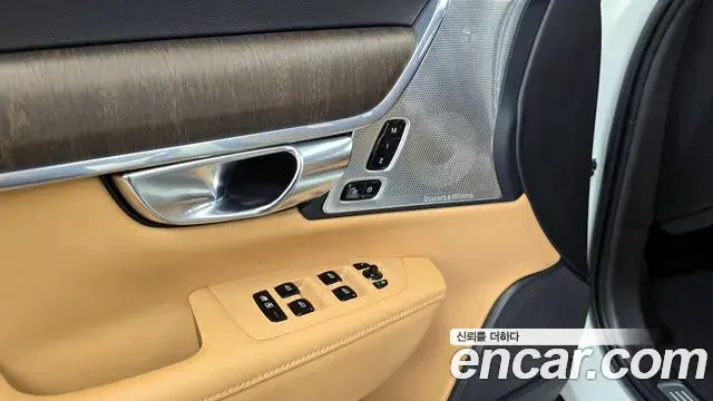 Volvo V90 Cross Country 2021 — Photo 2/32