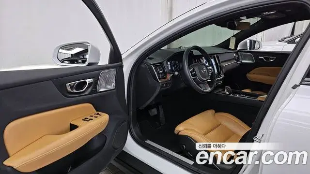 Volvo V60 Cross Country 2022 — Photo 17/20