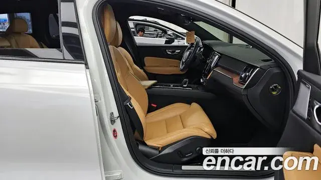 Volvo V60 Cross Country 2022 — Photo 9/20