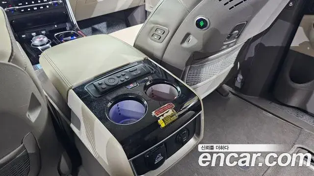 Kia Carnival 2022 — ფოტო 20/31