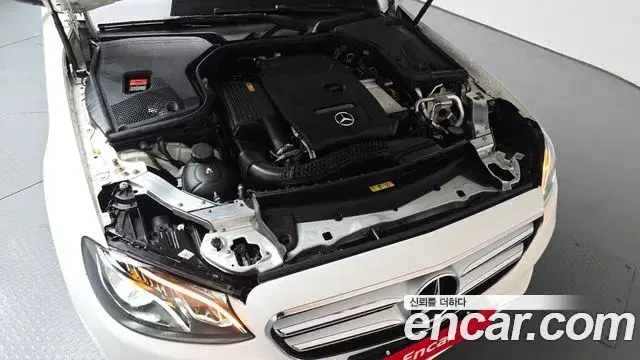Mercedes-Benz E-Class 2018 — Photo 1/32