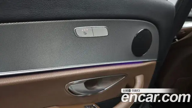 Mercedes-Benz E-Class 2018 — Photo 11/32