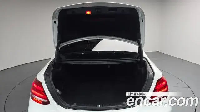 Mercedes-Benz E-Class 2018 — Photo 28/32