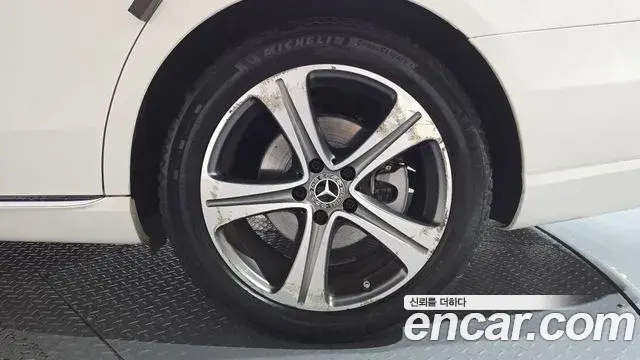Mercedes-Benz E-Class 2018 — Photo 19/32