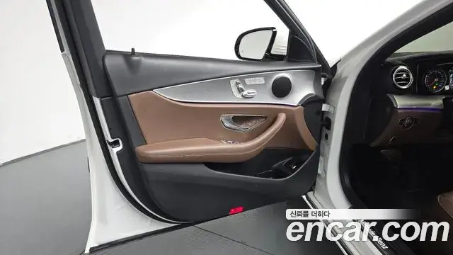 Mercedes-Benz E-Class 2018 — Photo 27/32