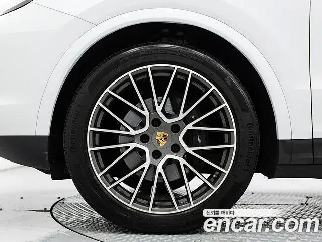 Porsche Cayenne 2023 — ფოტო 1/19