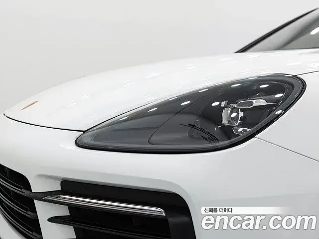 Porsche Cayenne 2023 — ფოტო 13/19